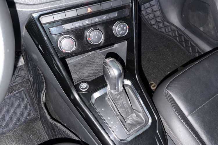 Used Volkswagen T-ROC 2018 280TSI DSG Two-Wheel-Drive Comfort Version China V Standard Gear Lever