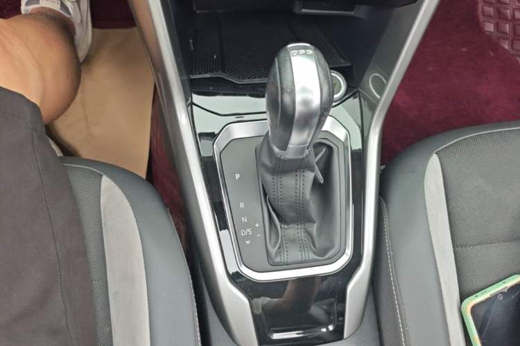 Used Volkswagen T-ROC 2018 230TSI DSG Two-Wheel Drive Advanced Version China VI Standard Gear Lever