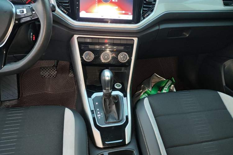 Used Volkswagen T-ROC 2018 230TSI DSG Two-Wheel Drive Advanced Version China VI Standard Gear Lever