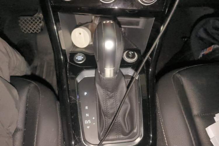 Used Volkswagen T-ROC 2018 280TSI DSG Two-Wheel Drive Comfort Version China VI Standard Gear Lever