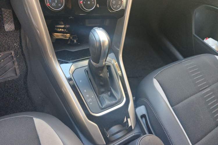 Used Volkswagen T-ROC 2018 230TSI DSG Two-Wheel Drive Advanced Version China V Standard Gear Lever