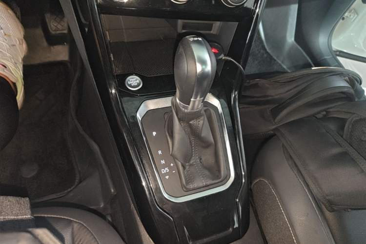 Used Volkswagen T-ROC 2018 280TSI DSG Two-Wheel Drive Comfort Version China VI Standard Gear Lever