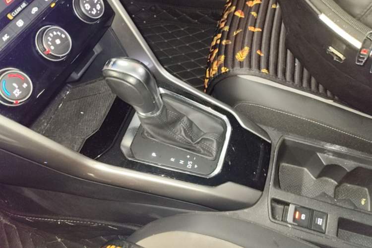Used Volkswagen T-ROC 2018 280TSI DSG Two-Wheel-Drive Advanced Version China VI Standard Gear Lever