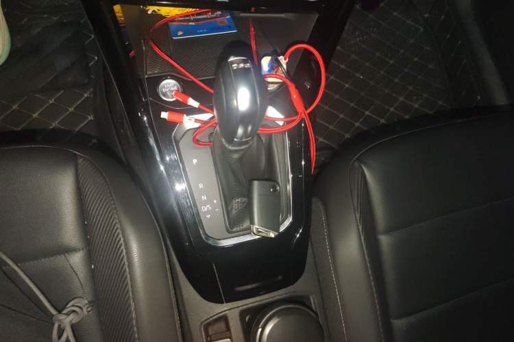 Used Volkswagen T-ROC 2018 280TSI DSG Two-Wheel-Drive Comfort Version China V Standard Gear Lever