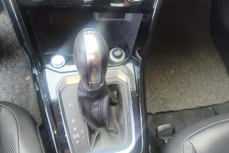 Used Volkswagen T-ROC 2018 280TSI DSG Two-Wheel-Drive Comfort Version China V Standard Gear Lever