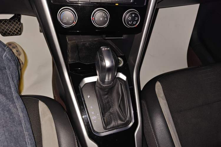 Used Volkswagen T-ROC 2018 230TSI DSG Two-Wheel Drive Advanced Version China V Standard Gear Lever