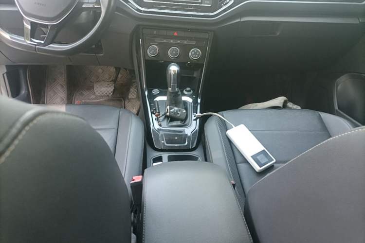 Used Volkswagen T-ROC 2018 280TSI DSG Two-Wheel Drive Comfort Version China VI Standard Gear Lever