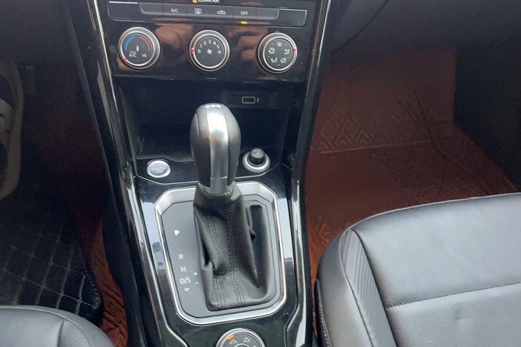 Used Volkswagen T-ROC 2018 280TSI DSG Four-Wheel Drive Comfort Version China V Standard Gear Lever