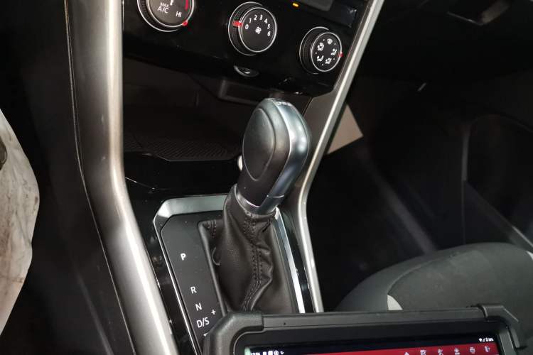 Used Volkswagen T-ROC 2018 280TSI DSG Two-Wheel Drive Advanced Version China V Emission Standard Gear Lever