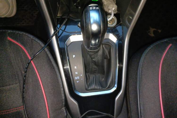 Used Volkswagen T-ROC 2018 280TSI DSG Two-Wheel Drive Advanced Version China V Emission Standard Gear Lever