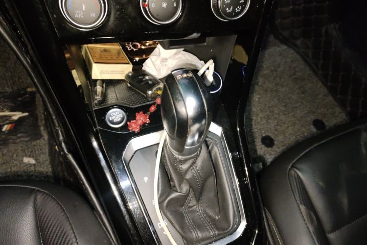 Used Volkswagen T-ROC 2018 280TSI DSG Two-Wheel-Drive Comfort Version China V Standard Gear Lever