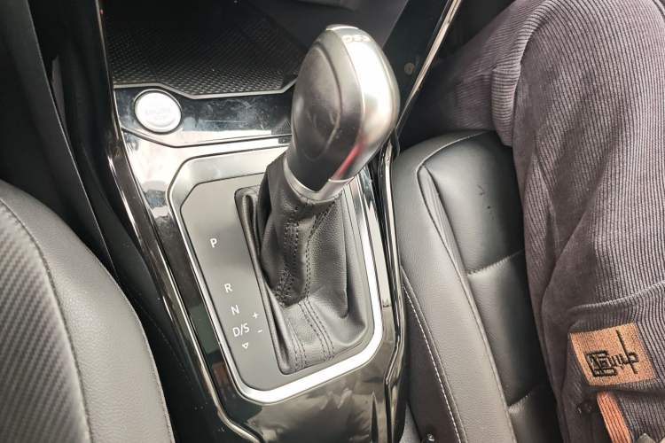 Used Volkswagen T-ROC 2018 280TSI DSG Two-Wheel Drive Comfort Version China VI Standard Gear Lever