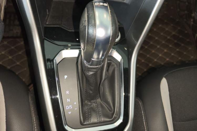 Used Volkswagen T-ROC 2018 230TSI DSG Two-Wheel Drive Advanced Version China V Standard Gear Lever