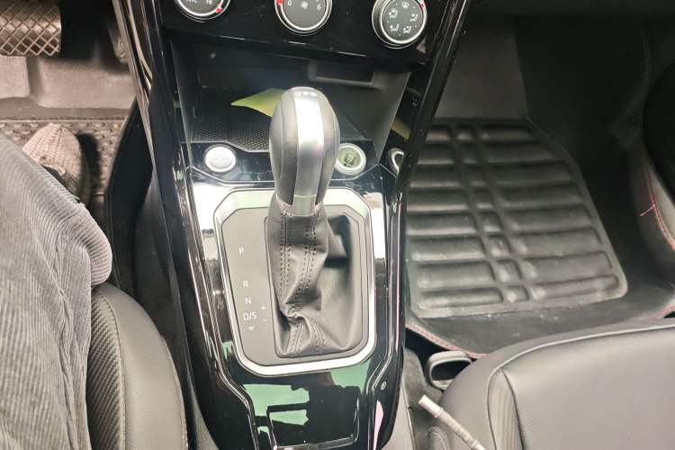 Used Volkswagen T-ROC 2018 280TSI DSG Two-Wheel-Drive Comfort Version China V Standard Gear Lever