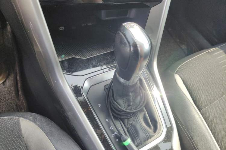 Used Volkswagen T-ROC 2018 230TSI DSG Two-Wheel Drive Advanced Version China V Standard Gear Lever