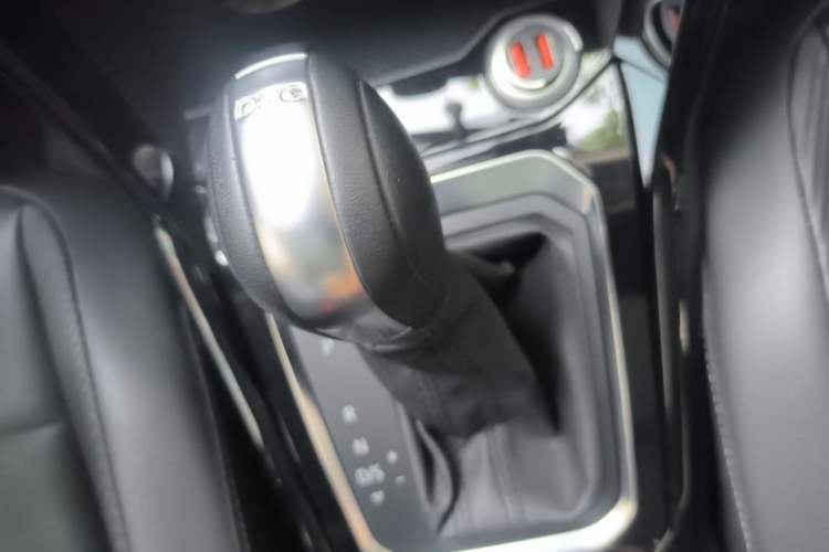 Used Volkswagen T-ROC 2018 280TSI DSG Two-Wheel-Drive Comfort Version China V Standard Gear Lever