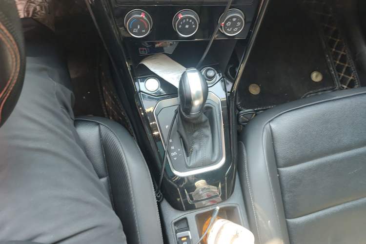 Used Volkswagen T-ROC 2018 280TSI DSG Two-Wheel-Drive Comfort Version China V Standard Gear Lever