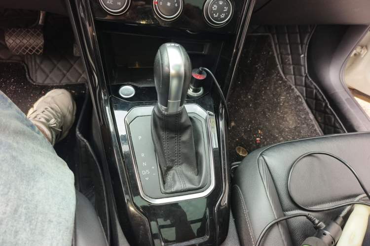 Used Volkswagen T-ROC 2018 280TSI DSG Two-Wheel-Drive Comfort Version China V Standard Gear Lever
