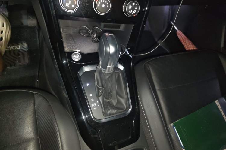 Used Volkswagen T-ROC 2018 280TSI DSG Two-Wheel-Drive Comfort Version China V Standard Gear Lever