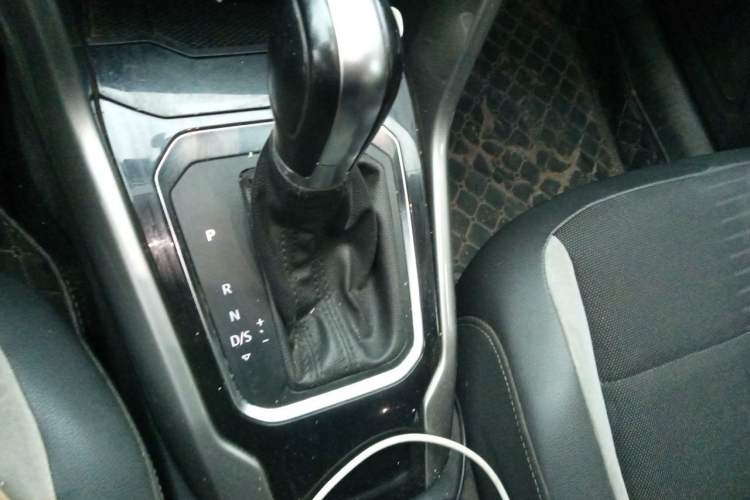 Used Volkswagen T-ROC 2018 230TSI DSG Two-Wheel Drive Advanced Version China V Standard Gear Lever