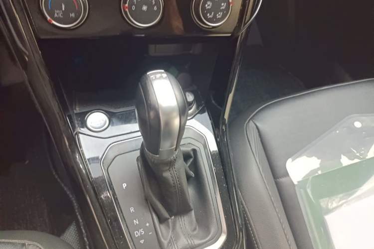 Used Volkswagen T-ROC 2018 280TSI DSG Two-Wheel-Drive Comfort Version China V Standard Gear Lever