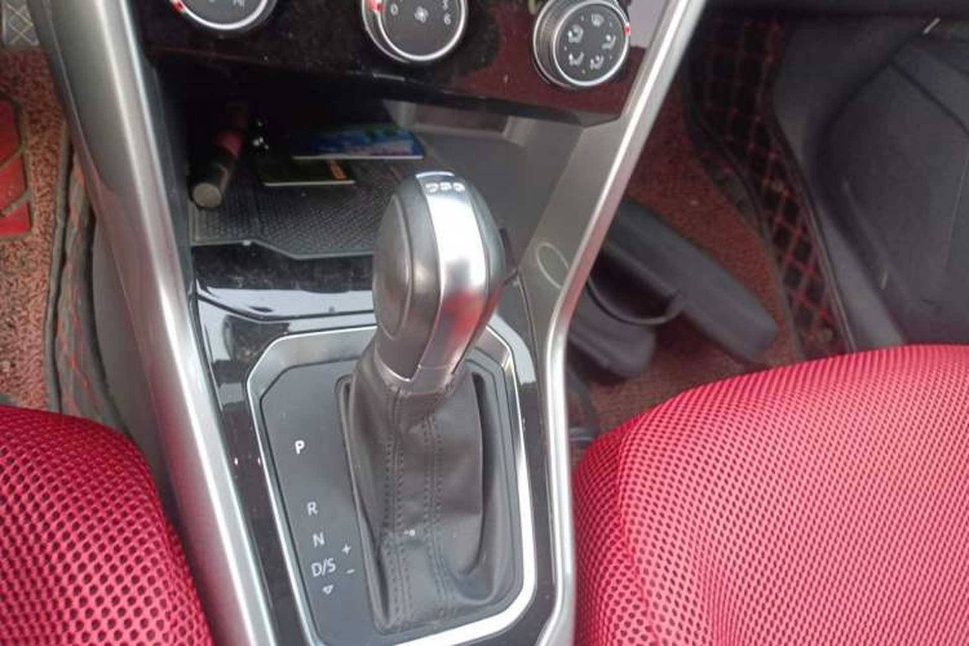 Used Volkswagen T-ROC 2018 230TSI DSG Two-Wheel Drive Advanced Version China VI Standard Gear Lever