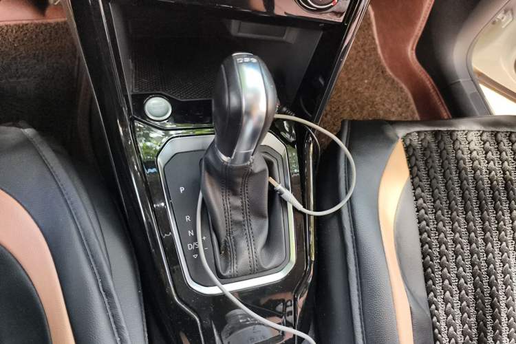 Used Volkswagen T-ROC 2018 280TSI DSG Two-Wheel-Drive Comfort Version China V Standard Gear Lever