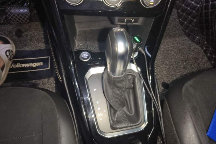 Used Volkswagen T-ROC 2018 280TSI DSG Two-Wheel Drive Luxury Version China VI Standard Gear Lever