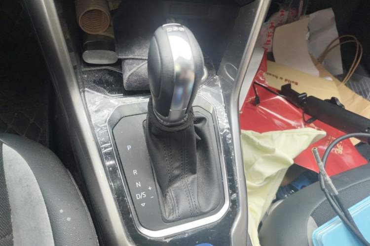Used Volkswagen T-ROC 2018 230TSI DSG Two-Wheel Drive Advanced Version China V Standard Gear Lever