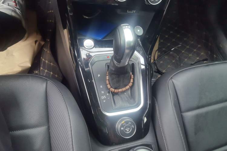 Used Volkswagen T-ROC 2018 280TSI DSG Four-Wheel Drive Comfort Version China V Standard Gear Lever