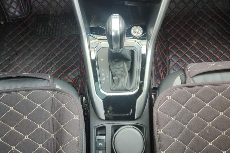 Used Volkswagen T-ROC 2018 230TSI DSG Two-Wheel Drive Advanced Version China V Standard Gear Lever