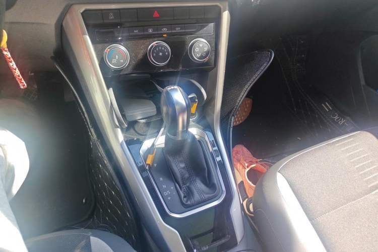 Used Volkswagen T-ROC 2018 230TSI DSG Two-Wheel Drive Advanced Version China V Standard Gear Lever