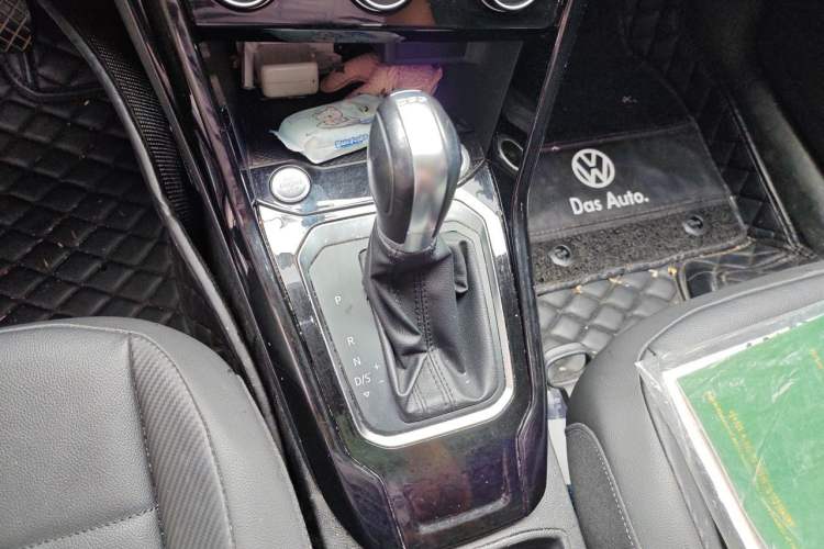 Used Volkswagen T-ROC 2018 280TSI DSG Two-Wheel-Drive Comfort Version China V Standard Gear Lever