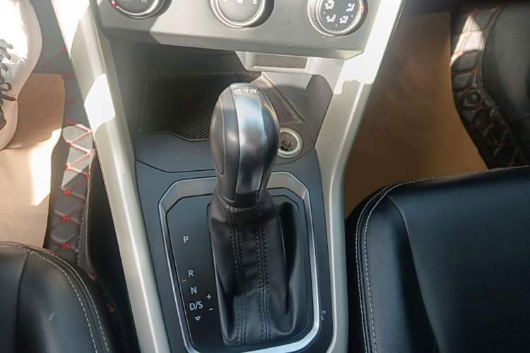 Used Volkswagen T-ROC 2018 230TSI DSG Two-Wheel-Drive Fashion Edition China VI Standard Gear Lever