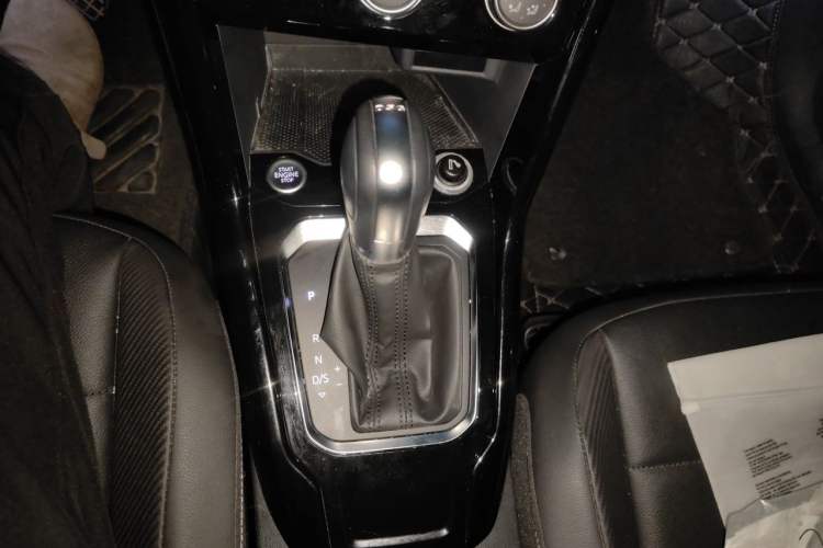 Used Volkswagen T-ROC 2018 280TSI DSG Two-Wheel-Drive Comfort Version China V Standard Gear Lever