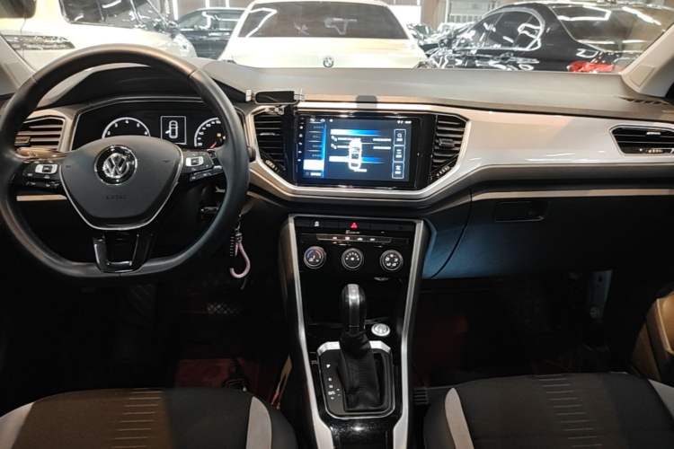 Used Volkswagen T-ROC 2018 230TSI DSG Two-Wheel Drive Advanced Version China V Standard Gear Lever