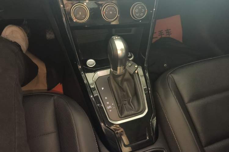 Used Volkswagen T-ROC 2018 280TSI DSG Two-Wheel Drive Comfort Version China VI Standard Gear Lever