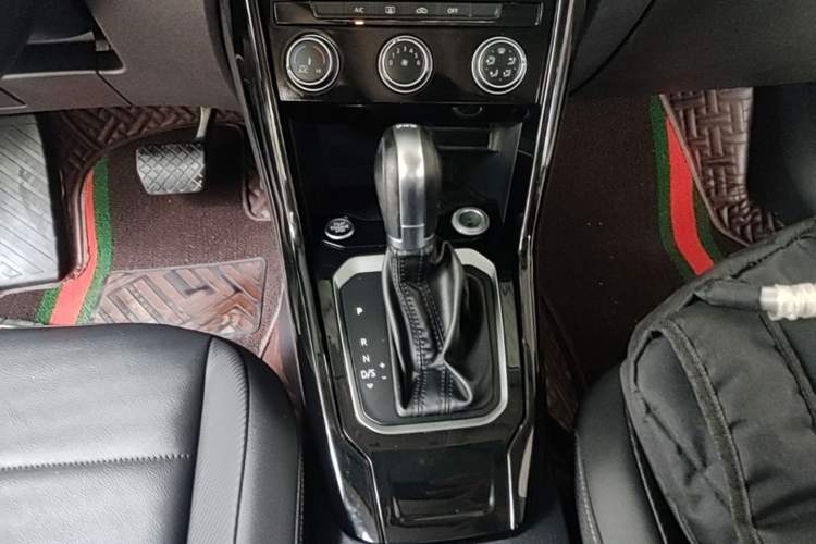 Used Volkswagen T-ROC 2018 280TSI DSG Two-Wheel-Drive Comfort Version China V Standard Gear Lever