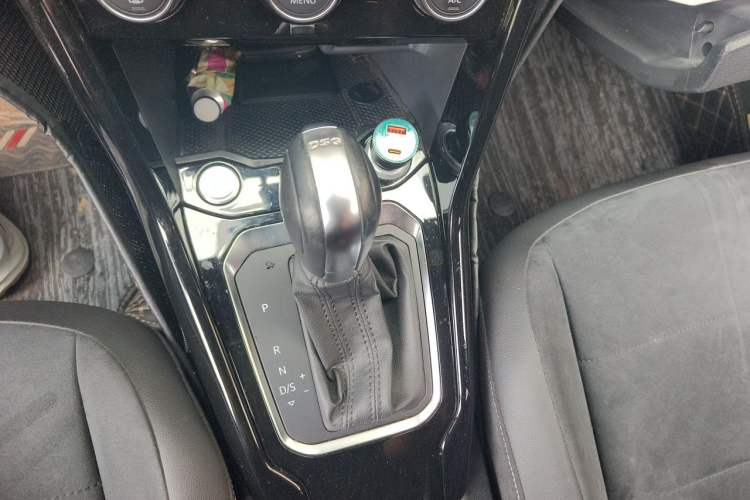 Used Volkswagen T-ROC 2018 280TSI DSG Two-Wheel Drive Luxury Version China VI Standard Gear Lever