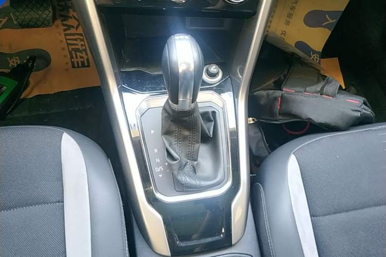 Used Volkswagen T-ROC 2018 230TSI DSG Two-Wheel Drive Advanced Version China V Standard Gear Lever