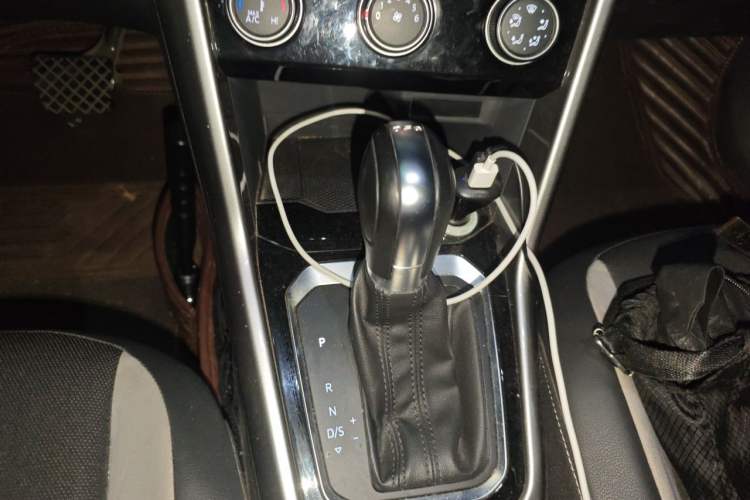 Used Volkswagen T-ROC 2018 230TSI DSG Two-Wheel Drive Advanced Version China VI Standard Gear Lever