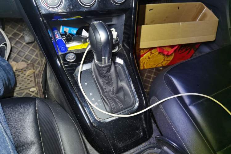 Used Volkswagen T-ROC 2018 280TSI DSG Two-Wheel Drive Comfort Version China VI Standard Gear Lever