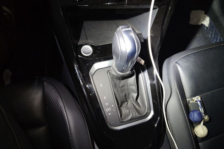 Used Volkswagen T-ROC 2018 280TSI DSG Two-Wheel Drive Comfort Version China VI Standard Gear Lever