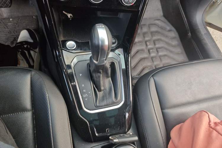 Used Volkswagen T-ROC 2018 280TSI DSG Two-Wheel-Drive Comfort Version China V Standard Gear Lever