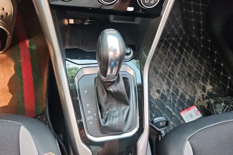 Used Volkswagen T-ROC 2018 280TSI DSG Two-Wheel Drive Advanced Version China V Emission Standard Gear Lever
