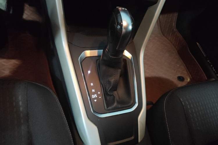 Used Volkswagen T-ROC 2018 230TSI DSG Two-Wheel Drive Fashion Edition China V Standard Gear Lever