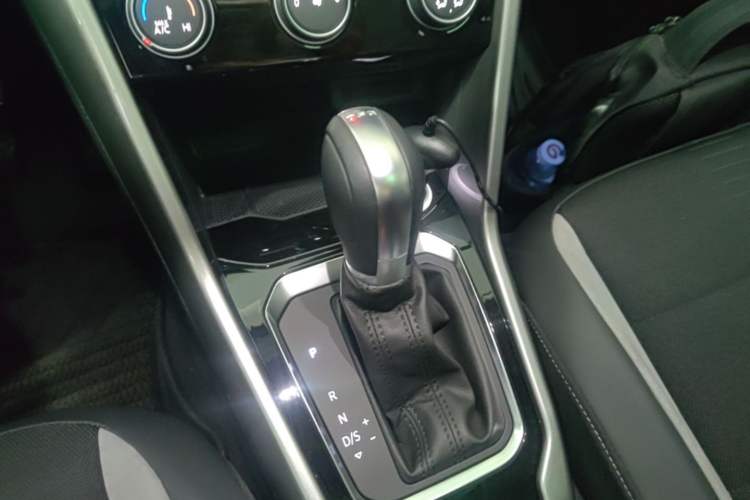 Used Volkswagen T-ROC 2018 230TSI DSG Two-Wheel Drive Advanced Version China V Standard Gear Lever