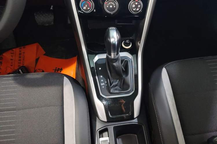 Used Volkswagen T-ROC 2018 230TSI DSG Two-Wheel Drive Advanced Version China V Standard Gear Lever
