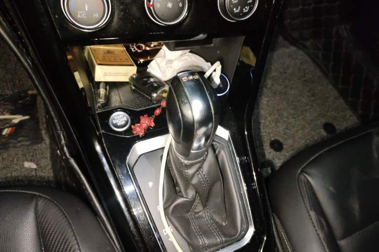 Used Volkswagen T-ROC 2018 280TSI DSG Two-Wheel-Drive Comfort Version China V Standard Gear Lever