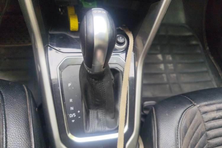 Used Volkswagen T-ROC 2018 280TSI DSG Two-Wheel Drive Advanced Version China V Emission Standard Gear Lever